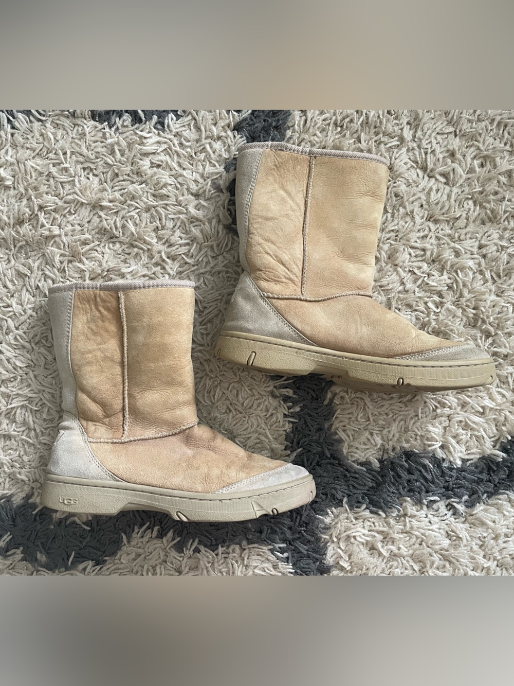 UGG Australia Ultimate Short 5270 size 10 M Shearling-Lined Boot in Warm Tan